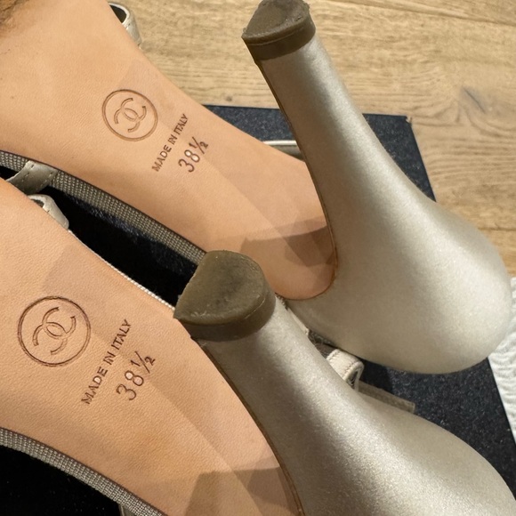 Chanel 13P Beige Satin Crystal CC Bow High Heels Size 38.5 - Picture 9 of 10